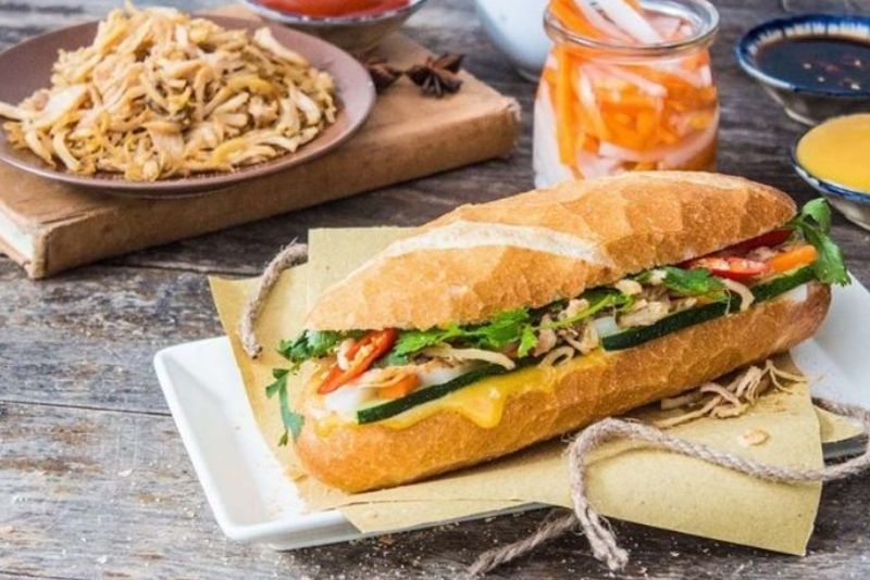Người vừa sửa mũi có thể ăn bánh mì mềm, dễ tiêu và ít gia vị