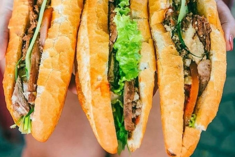 Không nên ăn bánh mì bò né, bánh mì cá hộp trong 1–2 tuần đầu sau nâng mũi