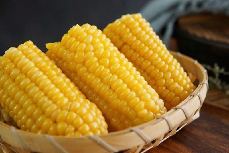 Bắp luộc mềm, dễ tiêu hóa – phù hợp trong giai đoạn hậu phẫu.