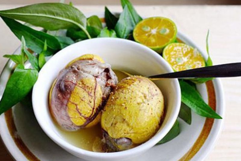 Nên đợi mũi lành hẳn rồi mới ăn lại trứng vịt lộn để đảm bảo tính thẩm mỹ.