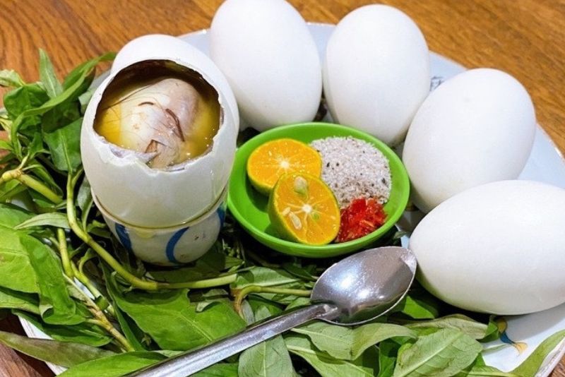 Trứng vịt lộn có thể làm tăng nguy cơ sẹo lồi và thâm vùng mổ.