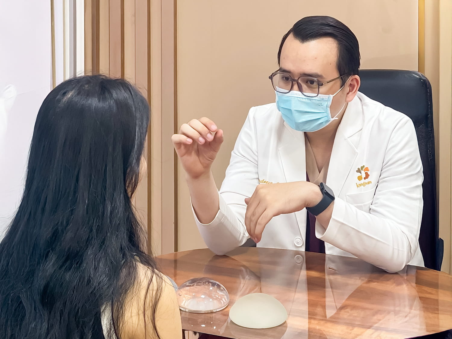 bác sĩ tại Kangnam đang tư vấn kích thước túi nâng ngực phù hợp cho khách hàng cao 1m50