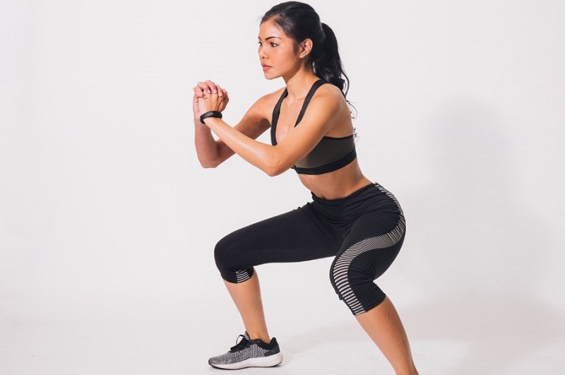 Squat là một trong những bài tập nâng mông hiệu quả cho nữ