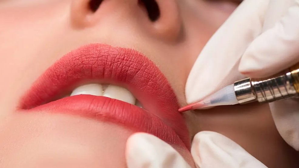 Phun môi không an toàn có thể khiến mẹ bầu mắc bệnh truyền nhiễm