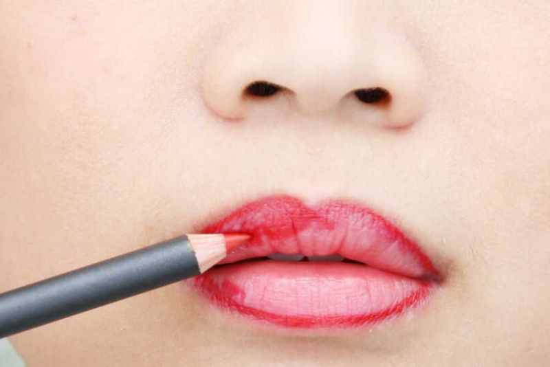 Trang điểm vẽ môi là cách đơn giản để tạo dáng môi trái tim