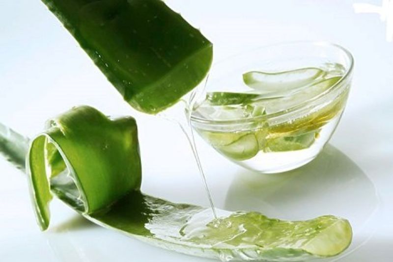 Nha đam giúp làm dịu da và có thể hỗ trợ đẩy mực ra ngoài