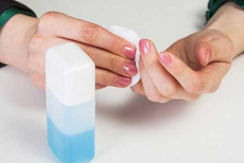 Nước tẩy móng giúp tách lớp mực khô khỏi biểu bì