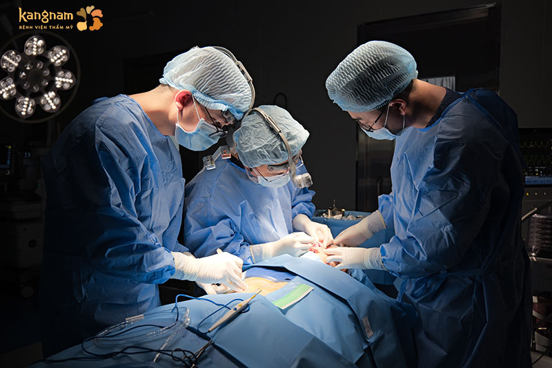 Bác sĩ tham gia phẫu thuật cho nhiều trường hợp phức tạp tại Hành trình Lột xác