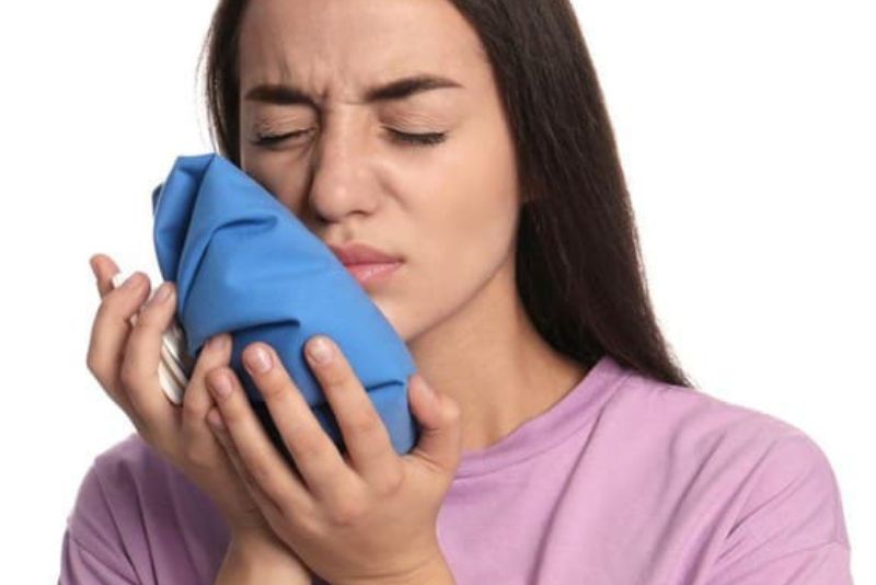 Chườm lạnh trong 1 - 2 ngày đầu giúp giảm sưng