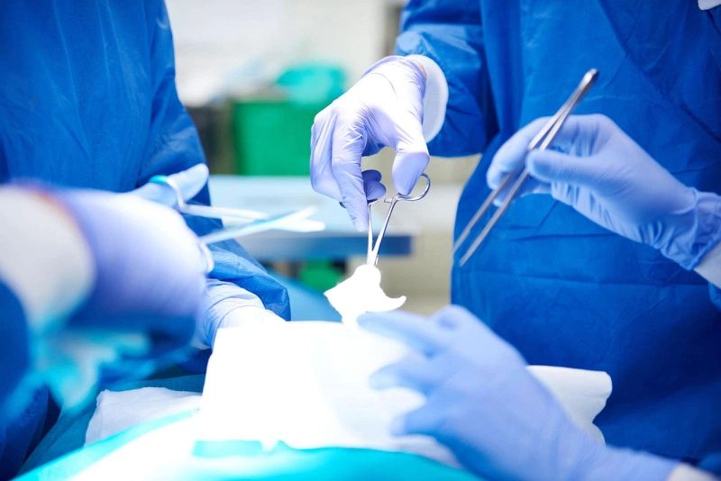 Cắt môi không đau, vì bác sĩ sẽ gây tê cục bộ môi trước khi can thiệp