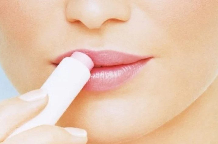 Chăm sóc sau phun môi 1 tháng bằng cách thoa son dưỡng hàng ngày