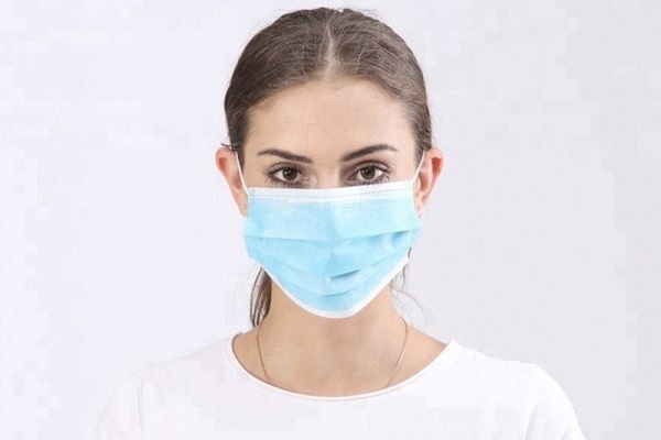 Đeo khẩu trang khi ra ngoài