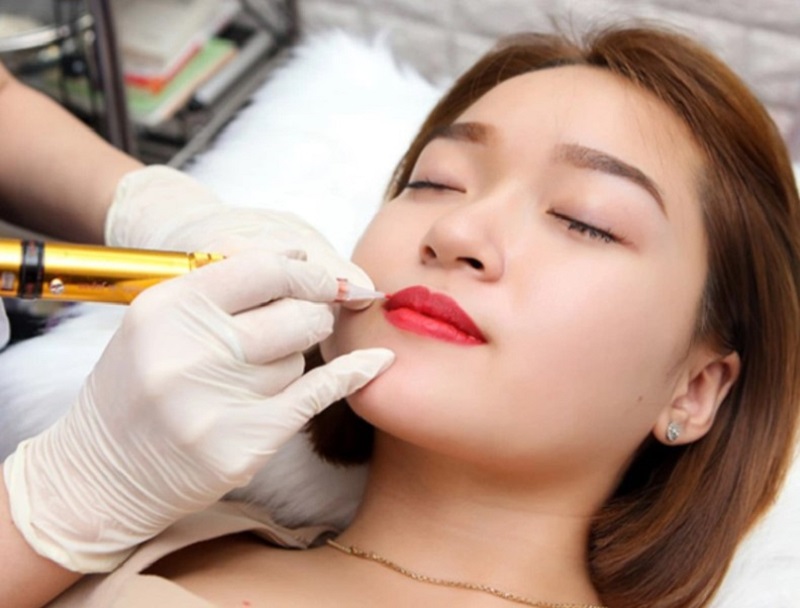 Phun môi còn giúp khắc phục mọi khuyết điểm, cân chỉnh lại dáng môi