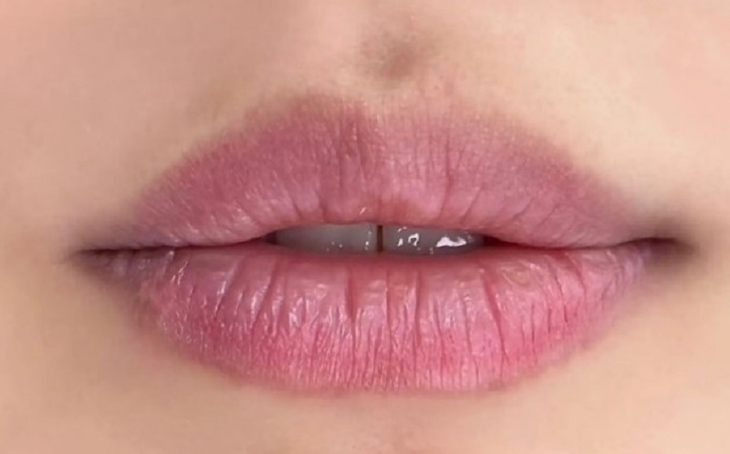 Sau khi môi màu vảy màu môi lên màu nhạt