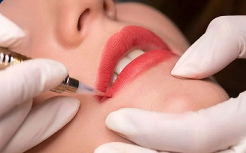 Dặm môi định kỳ để môi lên màu chuẩn