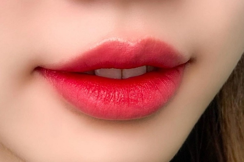 Khi môi bong vảy màu môi sẽ tự nhiên hơn