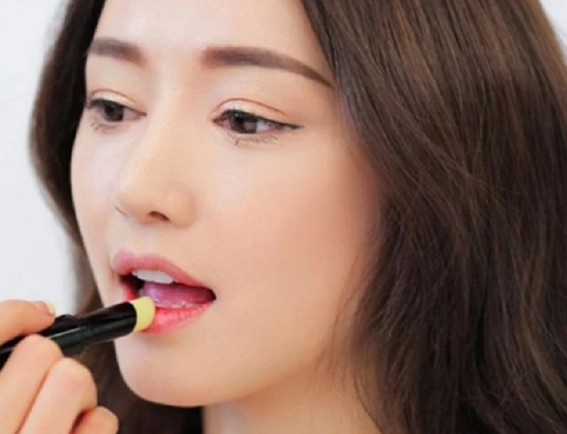 Thoa son dưỡng để giúp môi cung cấp độ ẩm và lên màu đẹp