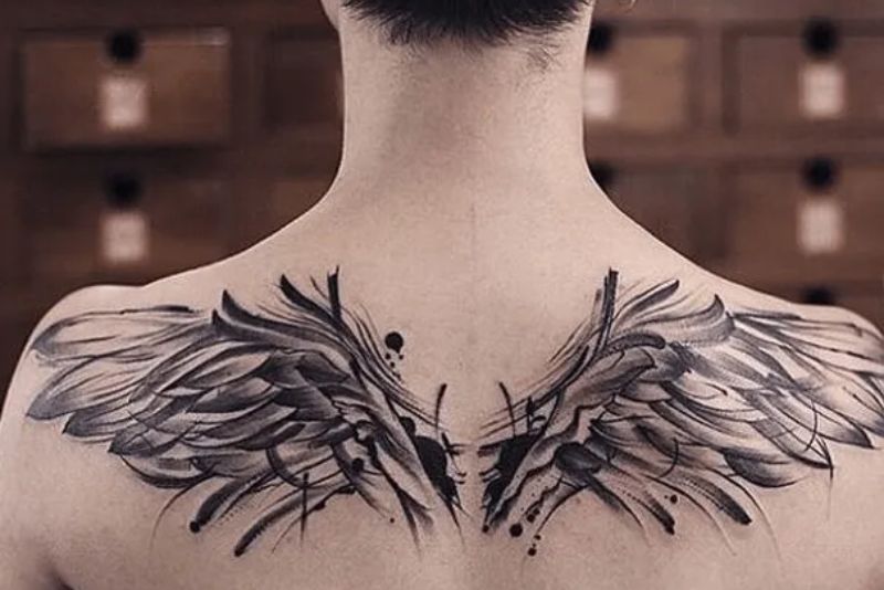 Xăm hình đôi cánh ma mị thể hiện sự bí ẩn