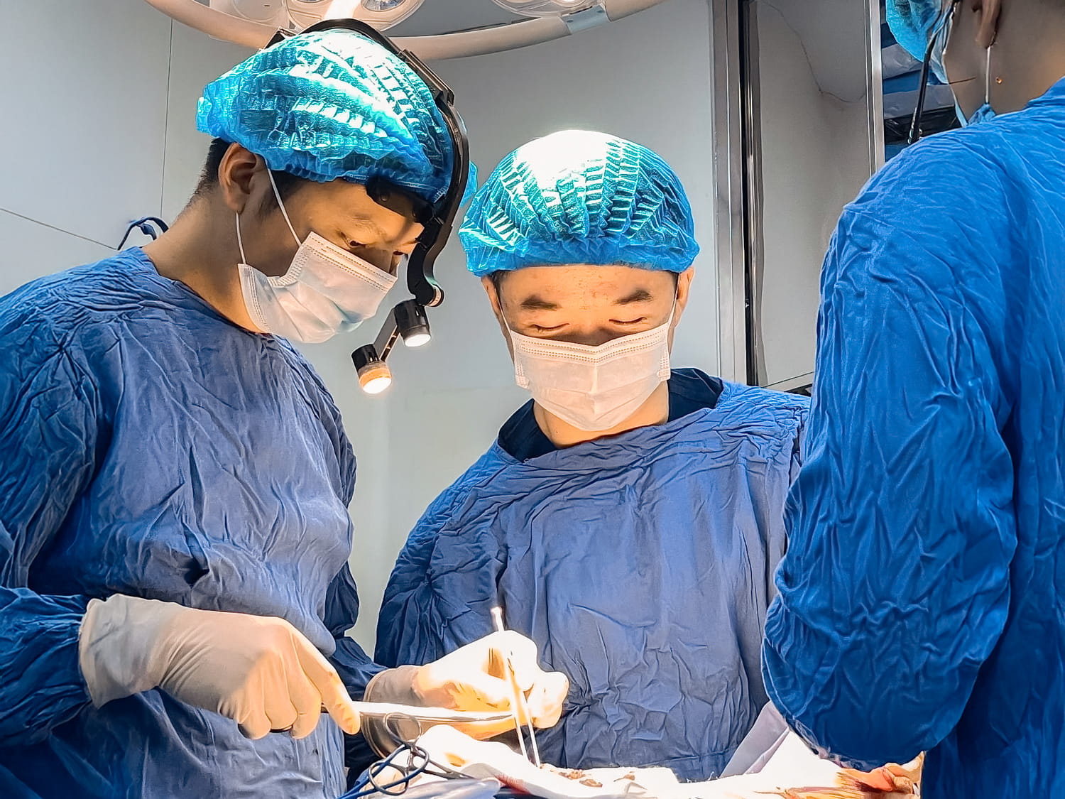 bác sĩ thực hiện nâng ngực trong phòng vô trùng tại bệnh viện Kangnam