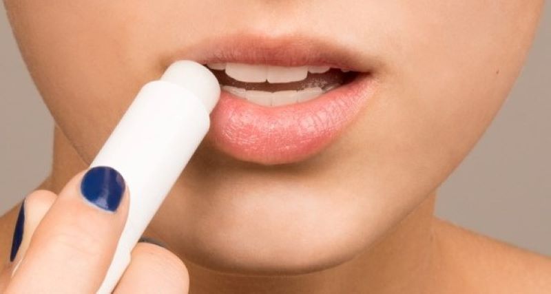 Dùng dưỡng ẩm chuyên dụng theo hướng dẫn của bác sĩ