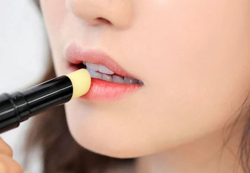 Chị em nên thoa son dưỡng và dùng kháng sinh theo hướng dẫn