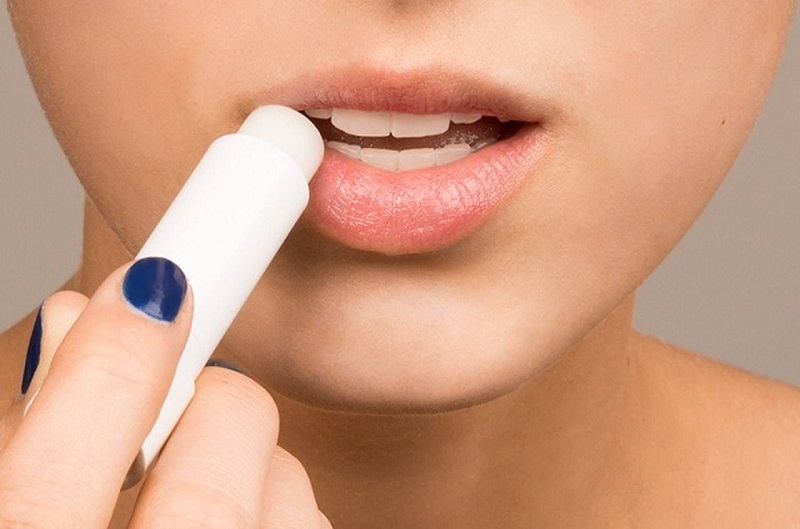 Thoa son dưỡng cho môi để cung cấp độ ẩm