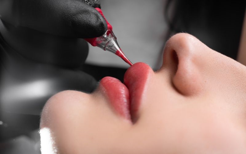Kỹ thuật phun môi không chính xác, đi kim sâu có thể khiến tổng thể khuôn mặt khách hàng bị già