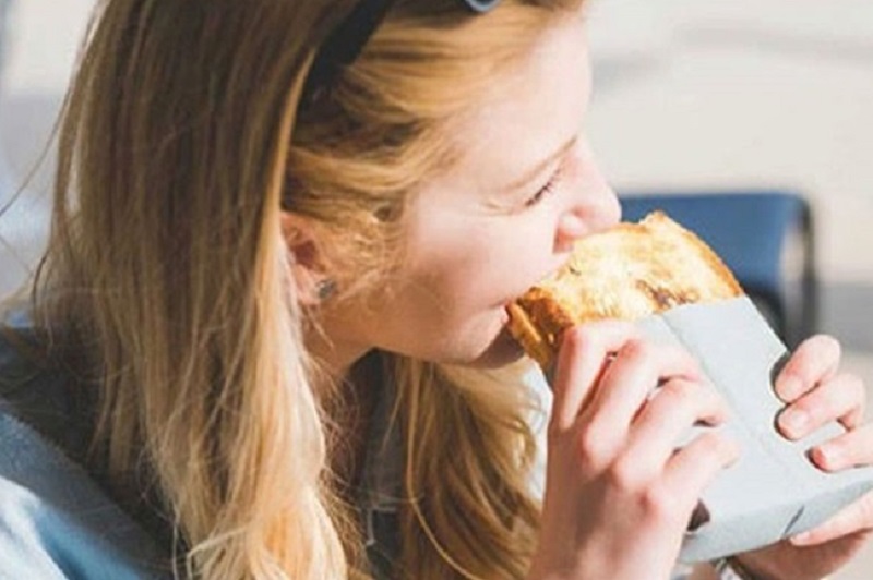 Không nên ăn bánh mì khi mới phun môi