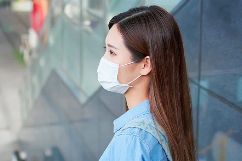 Nên đeo khẩu trang khi ra ngoài để bảo vệ môi