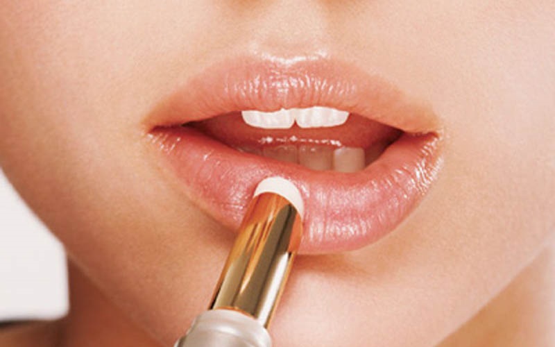 Thoa son dưỡng đều đặn để giúp môi nhanh phục hồi và lên màu đẹp