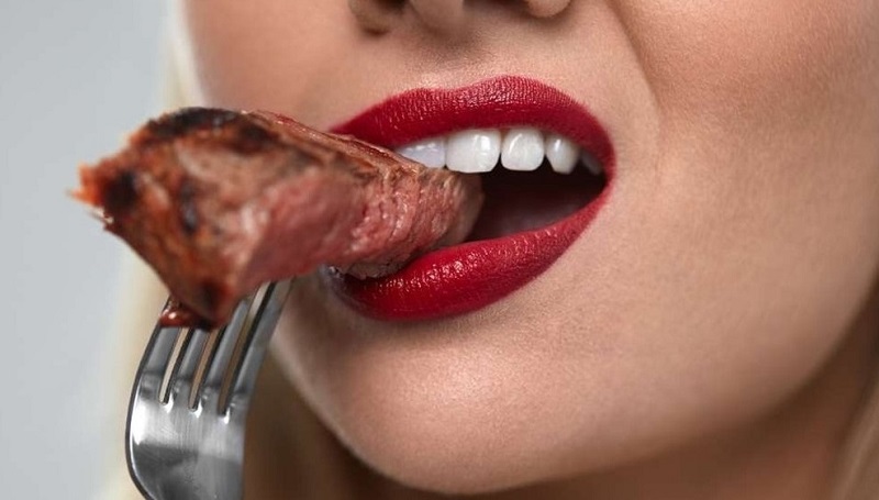 Ăn thịt bò quá sớm khiến màu môi lên không chuẩn, dễ để lại sẹo