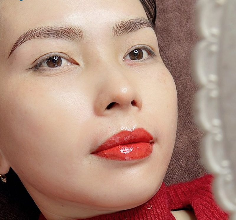 Sắc môi đỏ cam giúp làm nổi bật khuôn mặt