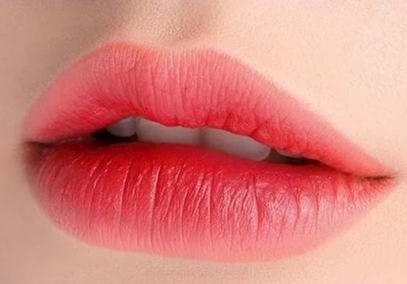 Phun môi màu đỏ hồng phù hợp với nhiều tông da