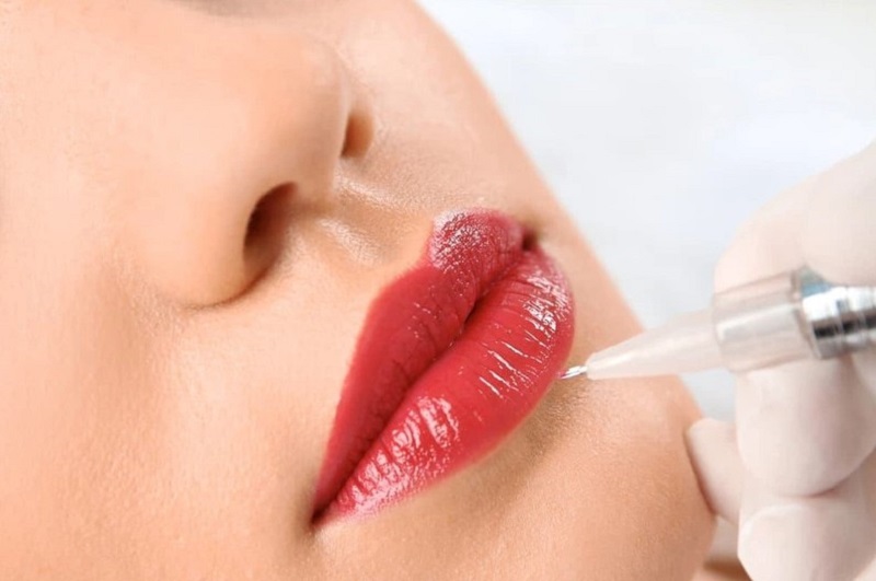 Phun môi collagen giúp đôi môi mịn màng, căng bóng