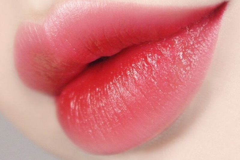 Màu môi phun môi collagen giúp khắc phục tình trạng khô ráp, bong tróc