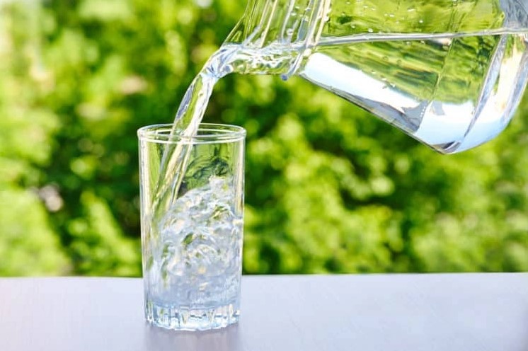 Nên uống nhiều nước lọc sau khi phun môi