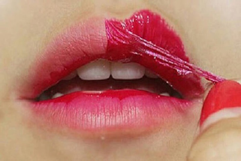 Không nên bóc vảy môi sẽ gây tổn thương