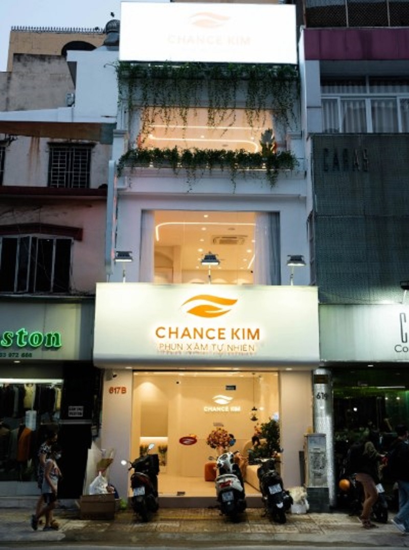 Chance Kim tạo cho khách hàng đôi môi sắc nét