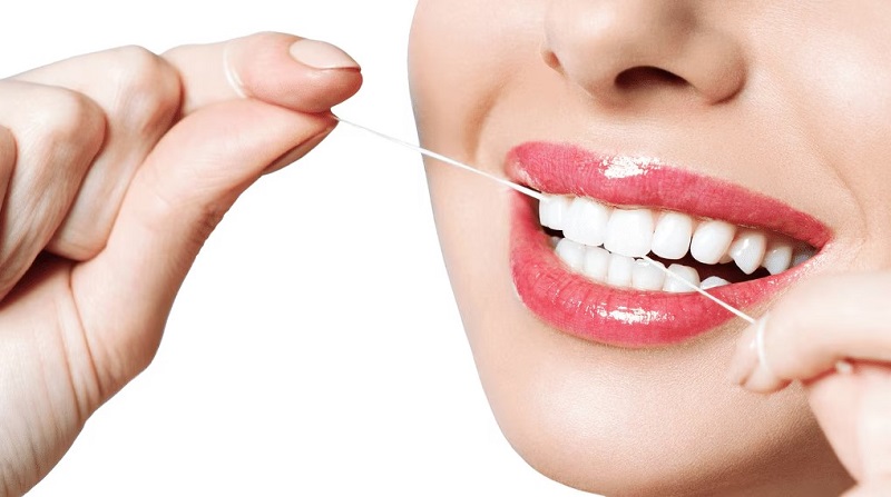 Nên sử dụng chỉ nha khoa để làm sạch răng miệng