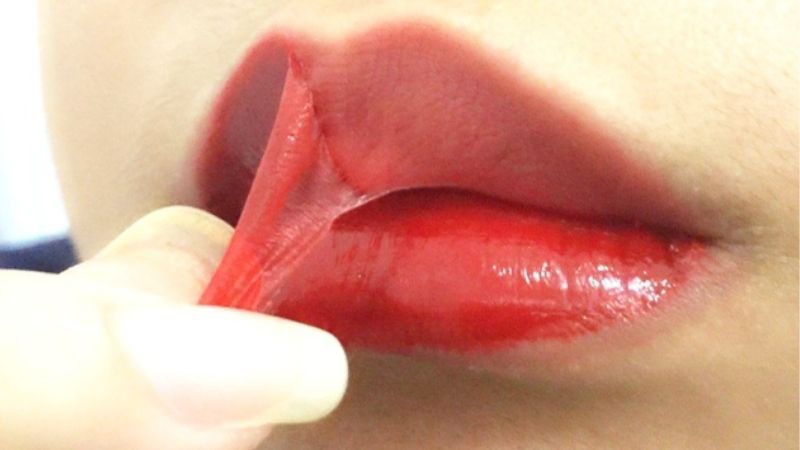 Không được bóc vảy hãy để môi bong tự nhiên