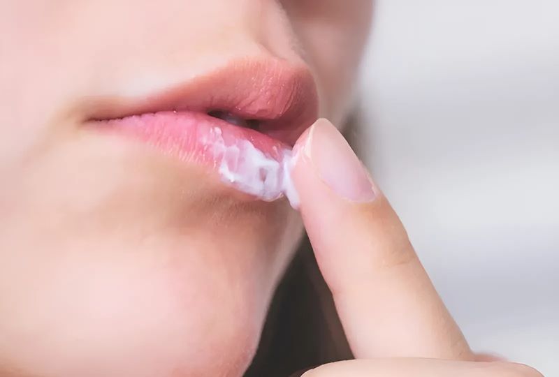 Thực hiện bôi thuốc mỡ lên môi từ 2 - 3 lần mỗi ngày