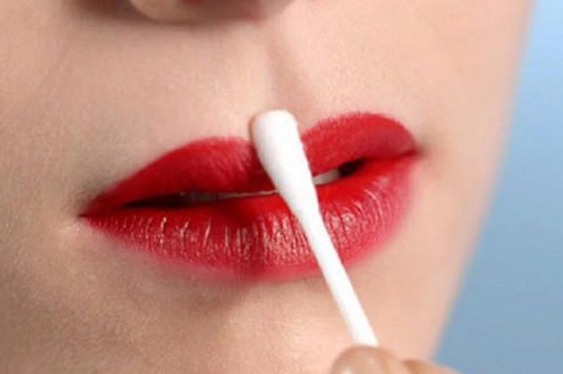 Vệ sinh môi sạch sẽ bằng nước muối sinh lý