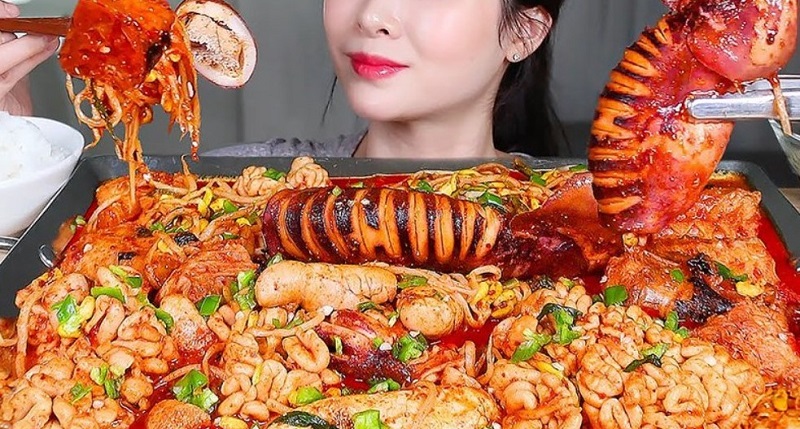 Chị em không nên ăn hải sản vài tuần sau khi phun môi