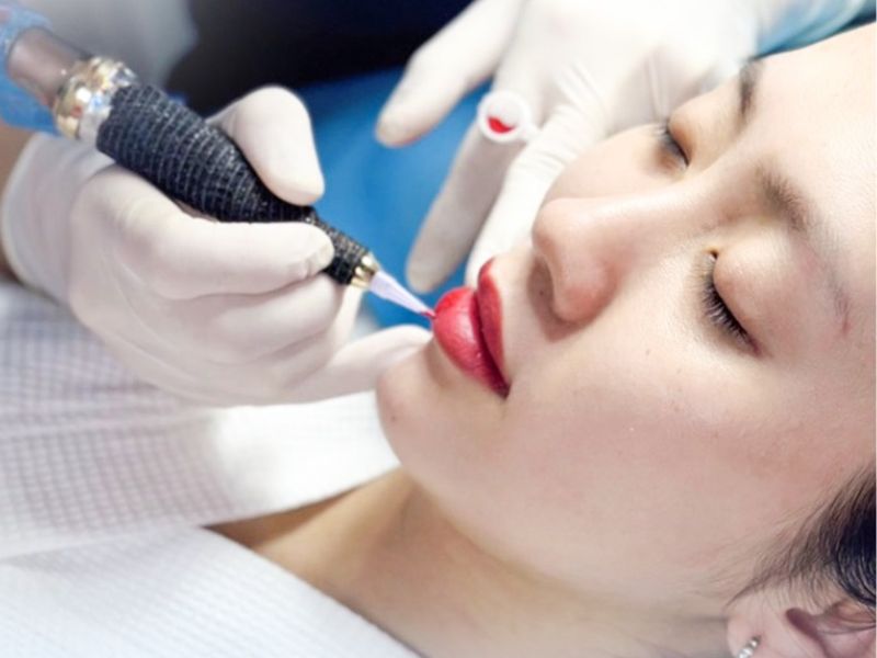 Mực phun môi kém chất lượng có thể gây ảnh hưởng đến bé khi bú sữa mẹ
