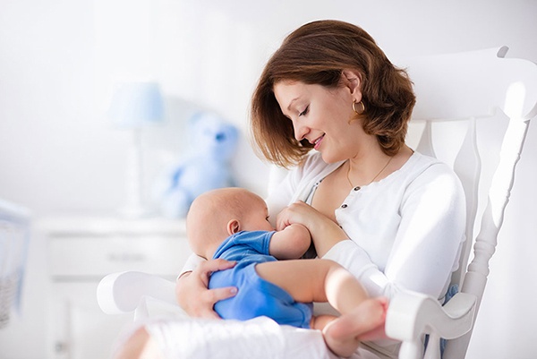 Nên cai sữa bé rồi mới thực hiệnphun môi