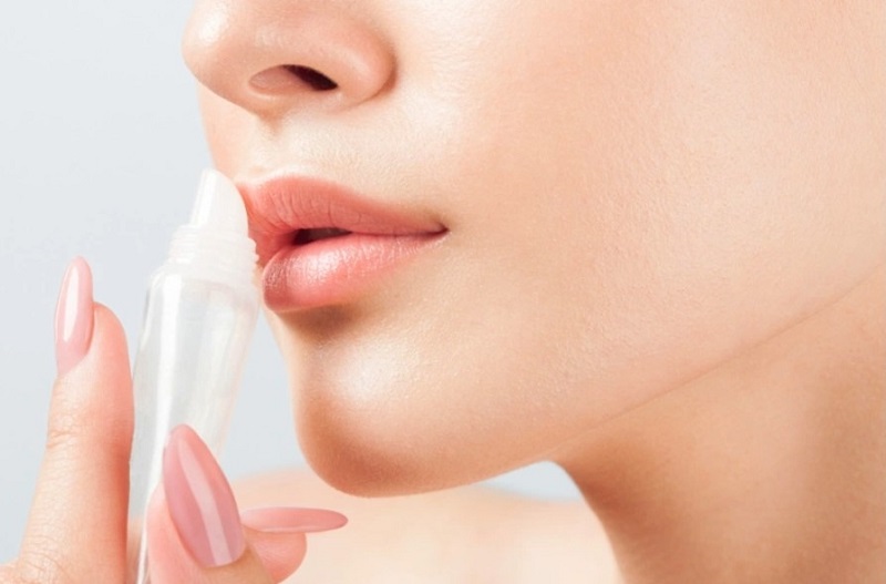 Dùng son dưỡng khi môi đã bong vảy