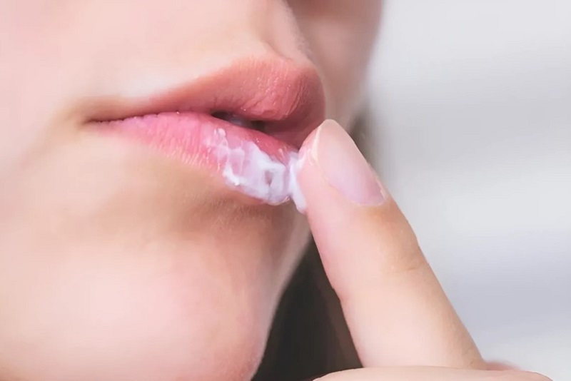Sau khi phun môi chị em có thể dùng vaseline để dưỡng ẩm cho môi