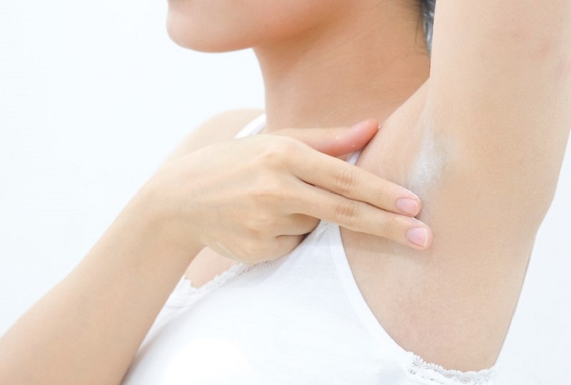 Vệ sinh vùng nách sạch sẽ