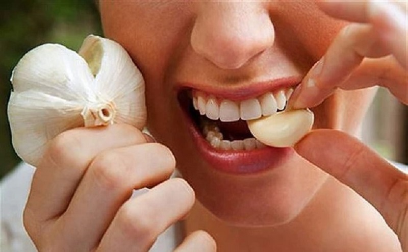 Hạn chế ăn tỏi khi cơ thể có mùi