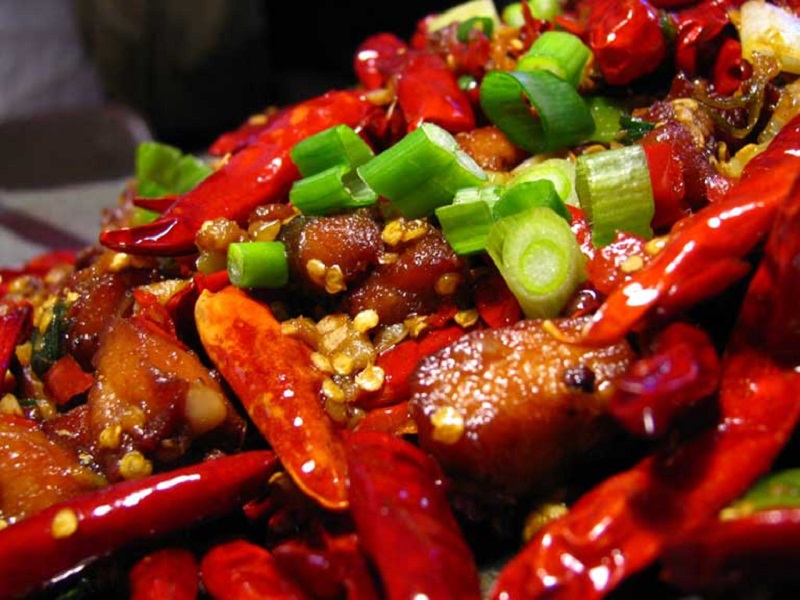 Đồ ăn cay nóng kích thích chảy mồ hôi
